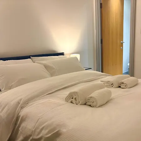 Bright 2-bed Centre - Walk To Everything, Prime Location *